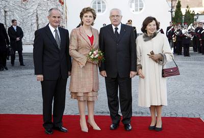 Vclav Klaus s manelskou Lvi Klausovou pzuj s irskou prezidentkou Mary McAleese a jejm manelem Martinem McAlessem.